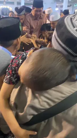kasihan Abah anza kena tarik dorong sama orang