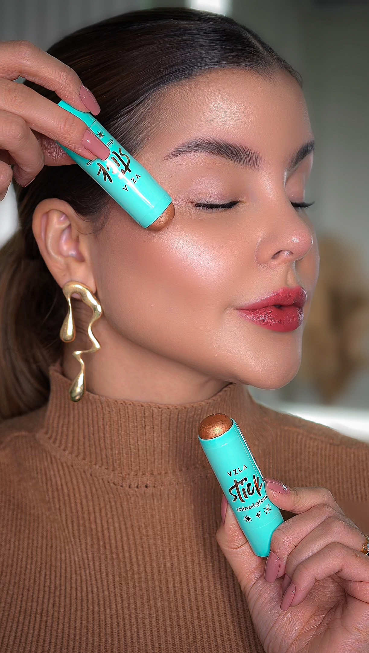 O segredo da pele das famosas! 💁🏼‍♀️ ✨ PRODUTOS USADOS: - Primer Grip Fix - Vizzela  - Stick Iluminador (cor 2) - Vizzela  - Stick Contorno (cor 2) -  Vizzela - Stick Blush (cor Red Mocha) -  Vizzela - Base Fix (cor 2) -  Vizzela - Corretivo Satin (cor 2) -  Vizzela - Stick Iluminador (cor 1) -  Vizzela - Pó solto Satin (cor 1) - Vizzela Aproveitem meu cup0m em todo site da @Vizzela Cosméticos. É LUA15 💖