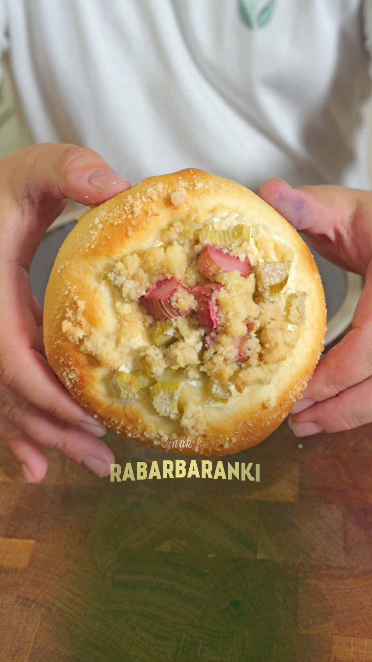 6/62 Drożdżówki z rabarbarem 📋Proporcje: 500 g mąki pszennej typ 500, 80 g cukru 8 g suchych drożdży  2 jajka i 1 żółtko lub po prostu 6 żółtek 240 ml mleka w temperaturze pokojowej 100 g masła w temperaturze pokojowej 8 g soli 1. Składniki łączymy w misie. Wyrabiamy w misie robota planetarnego lub ręcznie około 10 minut i odstawiamy na 20-40 minut do 