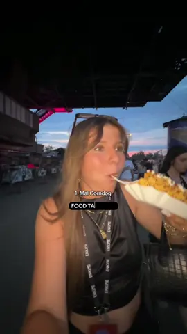 Üff, wollte das immer schon mal probieren und ich glaube Reaktion spricht für sich selbst. Was ist so Food, was ich mal testen soll? Taste Taster Queen :) slay Girls #foodtasting #corndog #splashfestival #food #foodtaste 