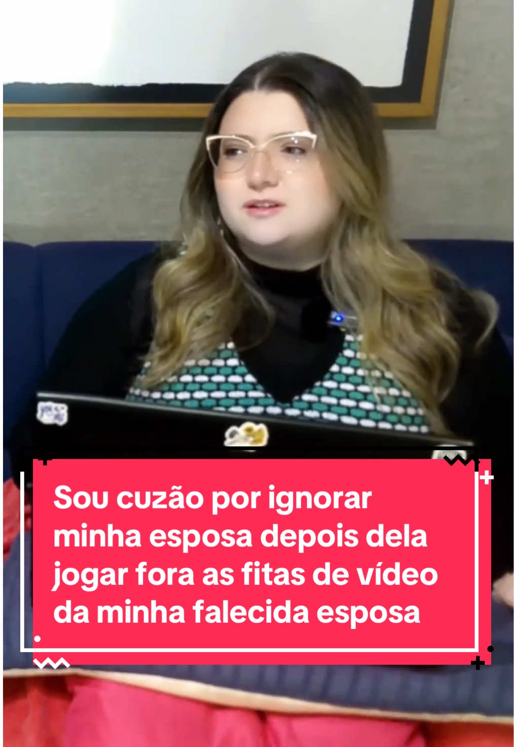 “Sou o cuzão por ignorar minha esposa depois dela ter jogado fora as fitas de vídeo da minha falecida esposa?” Neste episódio do Drama Diário Podcast, as apresentadoras Bia e Paola contam histórias do Reddit que abordam como lidar com presenças ausentes. Em “Fantasmas do Passado” debatem sobre a importância que pessoas do passado podem ter no dia a dia de alguém, o luto e a superação.  Histórias do episódio:  01:45 - Sou o cuzão por ignorar minha esposa depois dela ter jogado fora as fitas de vídeo da minha falecida esposa? 22:31 - Sou cuzona por ficar brava com meu marido por ele dizer que escolheria sua falecida esposa em vez de mim? O episódio em vídeo completo está disponível no YouTube. Áudio completo no Spotify. Cortes de terça a domingo no Instagram e TikTok. ATENÇÃO: Conteúdo tem linguagem imprópria. Nos mandem suas histórias: dramadiario.podcast@gmail.com Siga nossas redes sociais: linktr.ee/dramadiario.podcast Perfil da Bia: https://www.instagram.com/biaxbiax/ Perfil da Paola: https://www.instagram.com/paoladuarte/