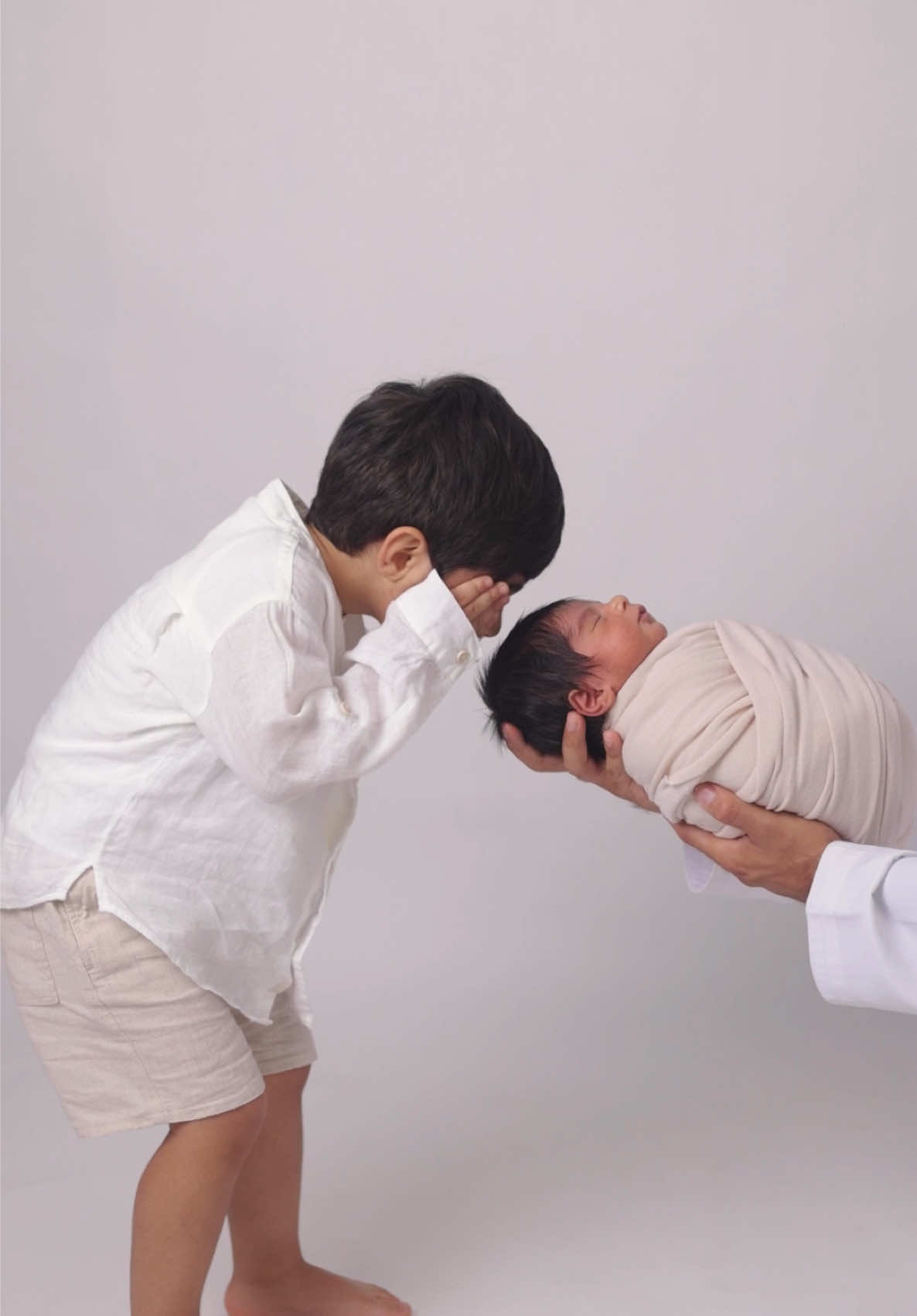 خلف كواليس جلسة تصوير بيبي محمد في البيت 🤍 . . . . ‏‎#تصوير#نيوبورن#حمل#حامل#العين#دبي#شارجة#تصوير_مواليد#dubaiphoto#dubaiphotographer#newborn#newbornphotographer#dubaibaby ‏Fyp#explore#fypシ#الشعب_الصيني_ماله_حل😂😂 #صيف#شتاء#graduation #graduation2023  #خريج #خريجات_2025 #خريجات #تصوير_خريجات #…٢٠٢٥#graduationphotoshoot