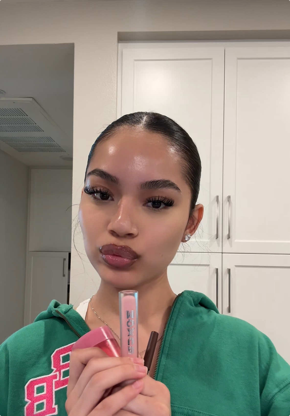 What’s a good lip combo I need to try more 😩 #lipcombo #lipgloss #laniege #lip #makeupforever 