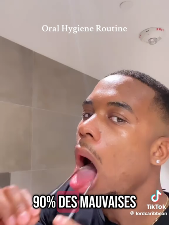 GRATTE LANGUE EN ACIER INOXYDABLE.. 2mil FCFA  Ce petit outil en acier inoxydable change tout : – Élimine les bactéries – Rafraîchit l’haleine – Améliore la santé buccale En 5 secondes chaque matin. #hygienebuccale  #grattelangue  #enzoeshop  #halitose #bienetre #cotonou #haleinefraîche #mauvaisehaleine 