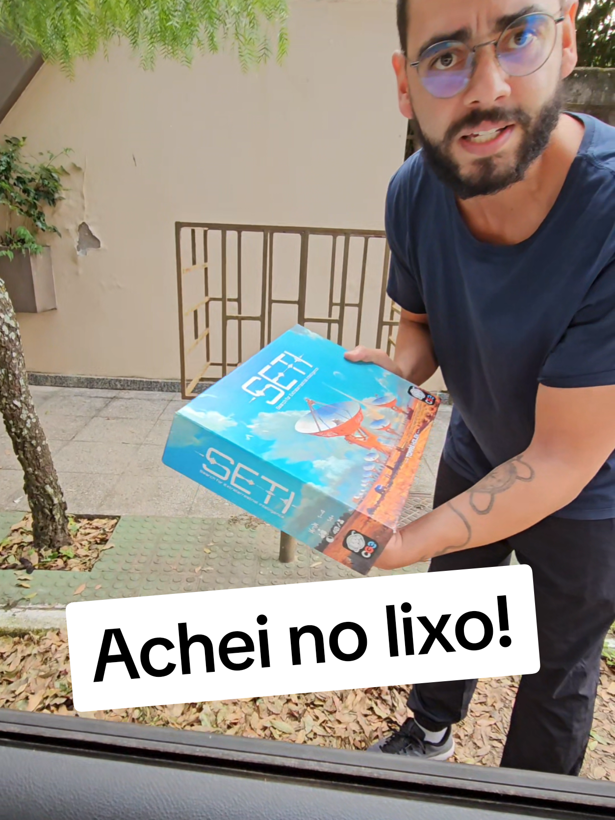 Olha q sorte! Esse cara tava jogando um jogo novinho no lixo! Ainda bem q filmei senão ninguém ia acreditar! 😱 #boardgames #jogosdetabuleiro @Devir Brasil 