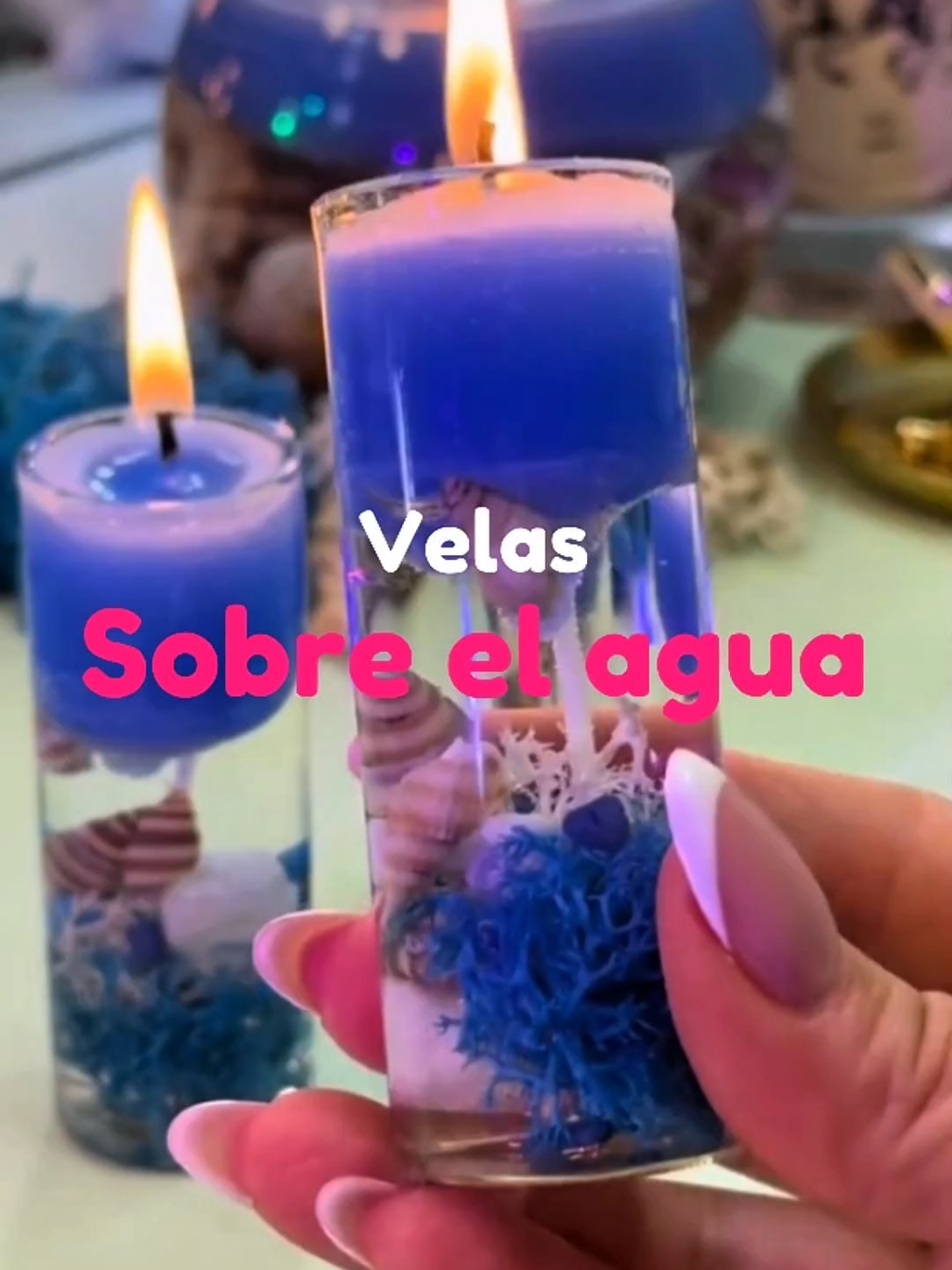 ✨ TUTORIAL: Crea velas mágicas con AGUA y CERA que todos preguntarán dónde compraste 🕯️💦 Este diseño de vela con agua es PERFECTO para sorprender en regalos y decoración... ¡y es más fácil de lo que crees! 🤩 Solo necesitas un recipiente de vidrio, agua, elementos decorativos y cera... el resultado te dejará sin palabras 😍 Añade flores secas, caracoles o piedras al fondo para crear un mundo mágico dentro de tu vela ✨🌸 ¿Lo mejor? ¡Puedes personalizar INFINITAMENTE según la ocasión! Bodas, cumpleaños, decoración de hogar... 💝 👉 Aprende esta y MUCHAS más técnicas innovadoras en mi curso completo de velas artesanales - LINK EN BIO 📌 Guarda este tutorial y etiqueta a quien crees que le encantaría intentarlo #emprendimiento #velas #velasaromaticas #candle #velasartesanales #cursoonline #velasdecorativas #emprendimientocreativo #negociopropio #velasdesoya #cera #ceradeabeja #emprendedores #manualidades #amasdecasa #moldesdesilicone #mladymercury #candlemaking #themedcandle #candlemaker #cinderellamovie #fyp #creatorsearchinsights 