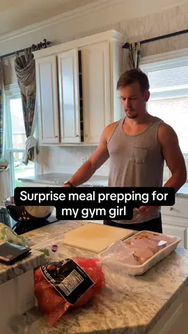 Doing my part to fuel those gainz @Taylor  #gym #mealprep #girlfriend 