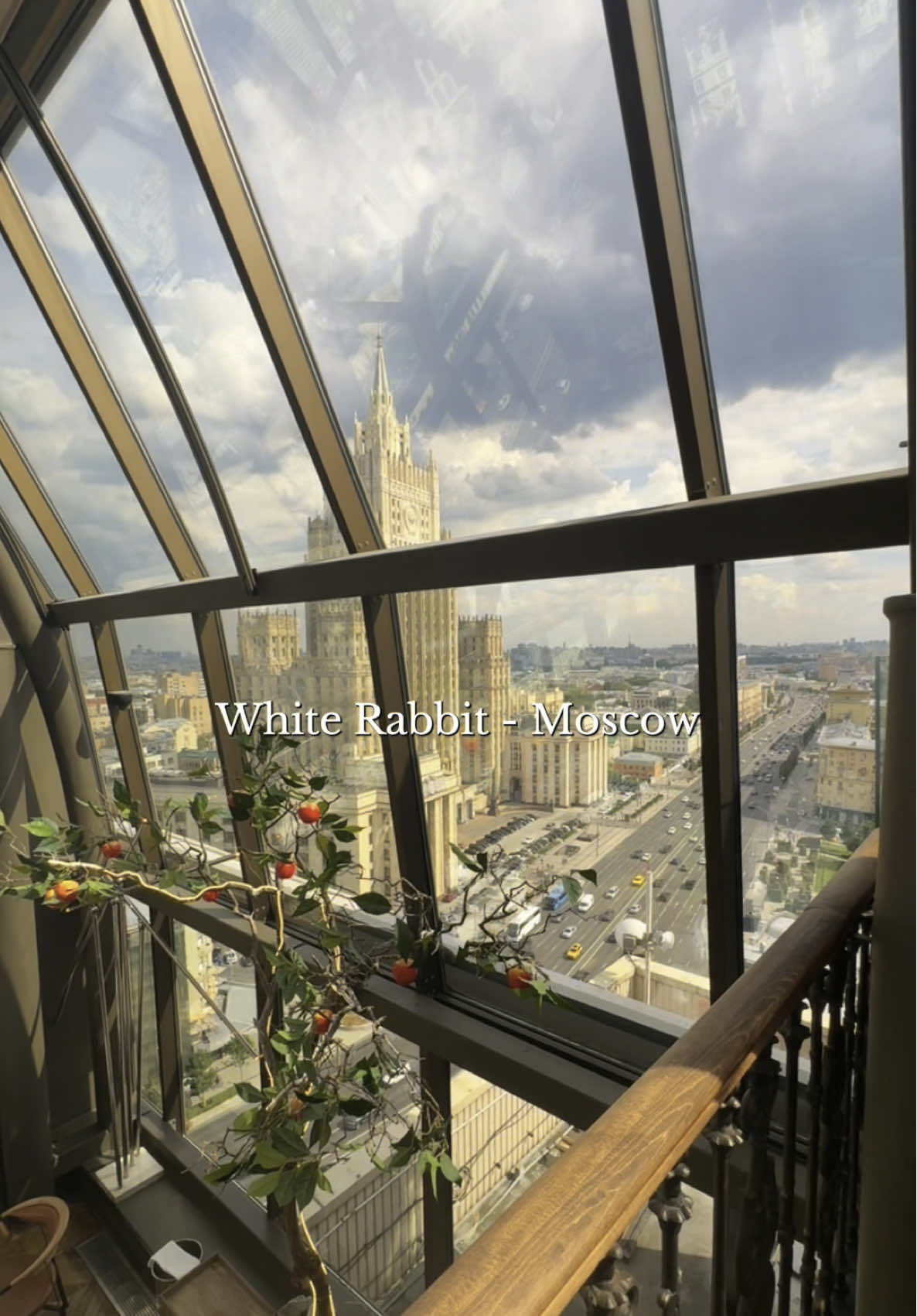 مطعم White Rabbit في موسكو😍♥️ 9.5/10 من أشهر وأرقى المطاعم في روسيا، ومصنّف ضمن قائمة أفضل 50 مطعم في العالم #moscow #russia #travel #fyp #موسكو #روسيا #سفر 