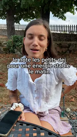 Je t’explique en détails ici👇🏻  🍞 tartines beurre - confiture 3/10 : vraiment un de mes petits dej pref niveau goût mais pic glycémique assuré -> coup de moue et fringale à 10h surtout si tu choisis du pain blanc ! 0 protéines, peu de fibres et peu de micronutriments. 🥑 oeufs - avocat 9/10 : Graisses de qualité, protéines complètes, micronutriments (choline, B12..). Excellent combo pour soutenir les hormones, stabiliser la glycémie, et tenir jusqu’au déjeuner ! 🥐 café - croissant 2/10 : 0 intérêt nutritionnel : sucre, graisses trans, 0 protéines + le café à jeun = surcharge surrénalienne, surtout si tu es déjà stressée ou en plein spm. A éviter au quotidien.  🥣 porridge nümorning 9/10 : riche en fibres, céréales complètes, bon apport en sucres lents, rassasiant. Les versions enrichies avec des graines, oléagineux, protéines végétales sont top pour réguler la glycémie et soutenir l’énergie. Top avant une séance de sport. - 15% avec le code HOLIYOU15 sur tes produits petit dej  🍓skyr - fruits rouges 7/10 : source de protéines + antioxydants. Mais le skyr reste un produit industriel et c’est souvent trop léger pour vraiment tenir la matinée, surtout si grosse dépense énergétique. 🥬 smoothie 3/10 : trop rapide à digérer = pic glycémique + fringale. Ce petit dej n'inclut que peu ou pas de mastication, il est faible en protéines et en bonnes graisses > J-3 pour la sortie de mon ebook sur la nutrition au fil des hormones 🧚🏼‍♀️ #nutrition #santenaturelle #petitdejeuner #ideesrecettes #recettefacile #petitdej #mangerequilibré #chrononutrition #nutritionhormonale #santéféminine 
