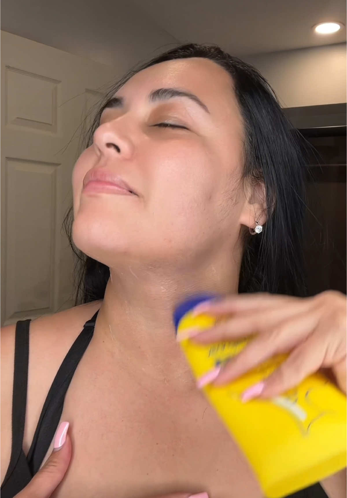 Mejora tu cuello y papada haciendo estos masajes @Z SEA Skincare #tiktokindia #beautyhacks #skincare #naturalbeauty #nailsoftiktok #antiaging #braids #nailtok #chopped #neck #neckcream #tiktokshop #tiktokshopbuyit #ZSEA #zseaneckcream #tik_tok #beauty #wrinkles #skin 