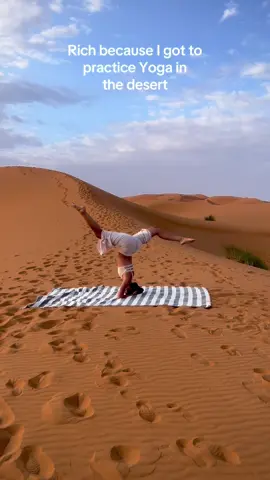 📍Morocco Merzouga desert #travel #merzougadesert #yoga #headstand 