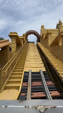 Minecart Madness at Epic Universe 🍌 Easily one of the wildest rides ever. With the hidden track, you never know where you’re going! • • • #epicuniverse #minecartmadness #donkeykongcountry 