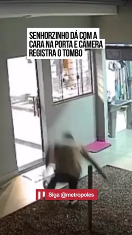 😅 O avozinho da Ana queria entrar dentro de #casa, mas não percebeu a porta de vidro que tinha logo na entrada. O senhor foi entrando com tudo e deu de cara com a #porta. Ainda confuso por causa da batida, o idoso se desequilibrou e caiu de bvnda no chão. As câmeras de vigilância registraram a sequência de tombos e a família se divertiu com a #filmagem. #EntretêNews Poderia ter acontecido com qualquer um 🤷‍♂️ 📽️ @jujufiorucci0 | @myhoodbr
