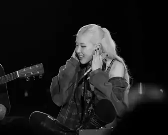 يلبىىىى يا روزي😞😞!!!!  #روزي #ROSÉ #fyppppppppppppppppppppppp #اكسبلور #فانكام_ابيض_واسود 