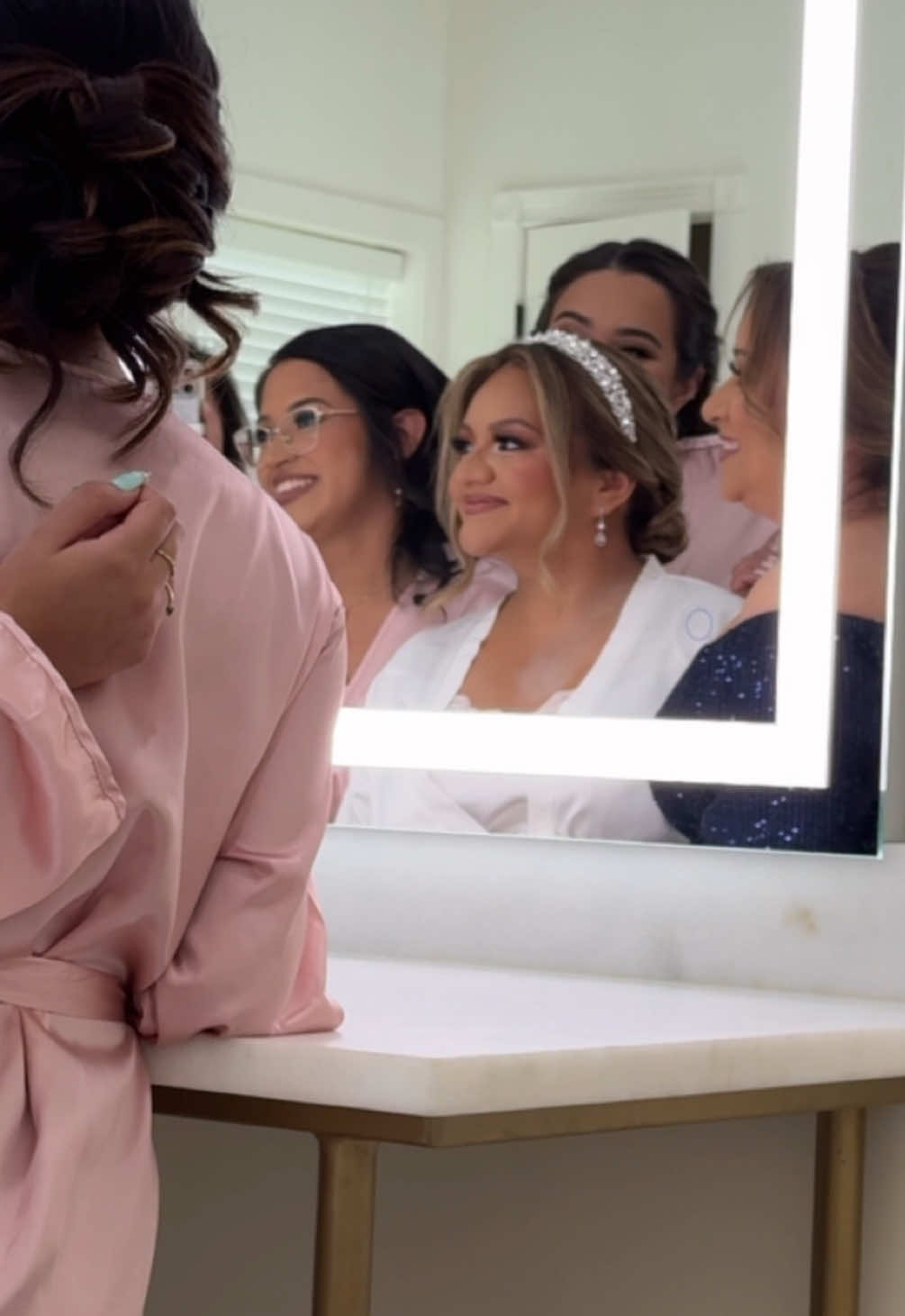 When the photographer is giving directions, but my bride is too busy checking herself out in the mirror 🥹✨ These are the moments I live for.  Thank you to all my brides who trust me. I’m so grateful to be part of these special moments and catch little glimpses like this. 💄💍  #BridalGlam #mirrormagic #AmazingBeautyArtistry