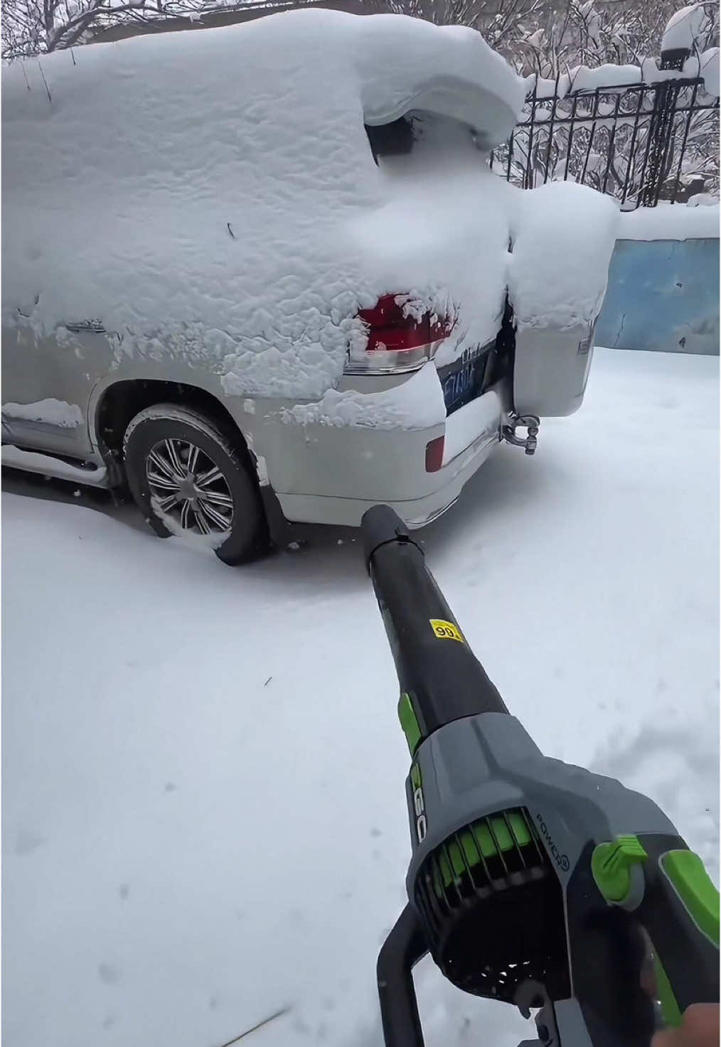 Removing snow from cars #ice #snow #asmr #fyp #fypシ #satisfyling 