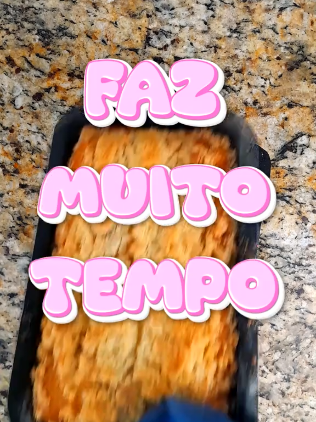 RECEITA DE CUCA DE MAÇÃ CARAMELIZADA! Uma das mais gostosas que já fiz!! Massa fofinha, cobertura crocante e maçãs bem docinhas! Olha só como é simples: você vai precisar de 2 ovos, 1 xícara (chá) de açúcar, 2 colheres (sopa) de manteiga, 1/2 xícara (chá) de leite, 2 xícaras (chá) de farinha de trigo e 1 colher (sopa) de fermento em pó. Bata os ovos, o açúcar e a manteiga até formar um creme claro. Junte o leite e, em seguida, a farinha de trigo. Misture bem e finalize com o fermento. Despeje essa massa em uma forma untada. Para a cobertura, corte 2 a 3 maçãs em fatias finas e caramelize em uma frigideira com 4 colheres (sopa) de açúcar e 1 colher (sopa) de manteiga até dourar levemente. Distribua sobre a massa. Finalize com a farofa: misture 1 xícara (chá) de farinha de trigo, 1/2 xícara (chá) de açúcar, 3 colheres (sopa) de manteiga gelada e canela a gosto. Amasse com as pontas dos dedos até virar uma farofa úmida e espalhe sobre as maçãs. Leve ao forno preaquecido a 180 °C por cerca de 40 a 45 minutos, ou até dourar. Salve pra fazer depois!! 🔥 #receita #chef #comida #foryour #foryoupagе #fyp #viral #foryoupage #engraçado