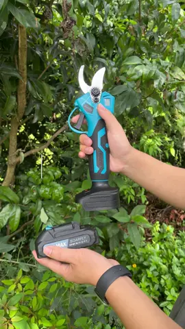 太い枝も一発カット！最新型電動剪定バサミ🌿#tiktokviral #tiktokshop 