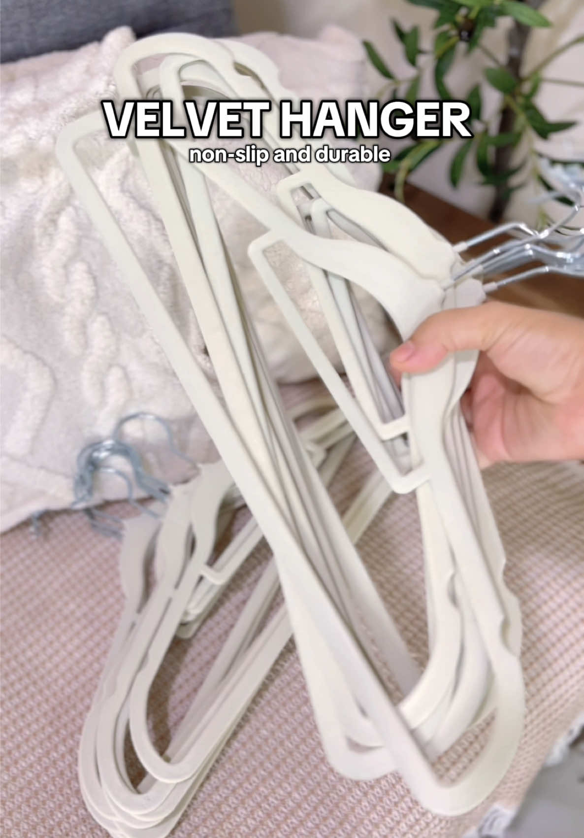 Non slip Velvet Hanger  Very classy tingnan sobrang worth it!! #hanger #nonsliphanger 
