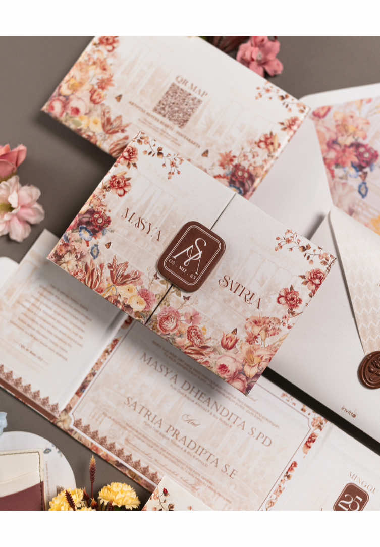 Undangan trifold A-Series ini full floral, full personal. Desain batik + bunga yang estetik, warna beige & merah anggur yang hangat… Cuma liat aja udah kebayang vibes akadnya kayak apa ❤️ Cocok buat tema adat, intimate, bahkan garden party pun masuk! Jangan nunggu nanti, buruan klik link di bio sekarang! #undanganpernikahan #undangan #undanganmurah #undangannikah 