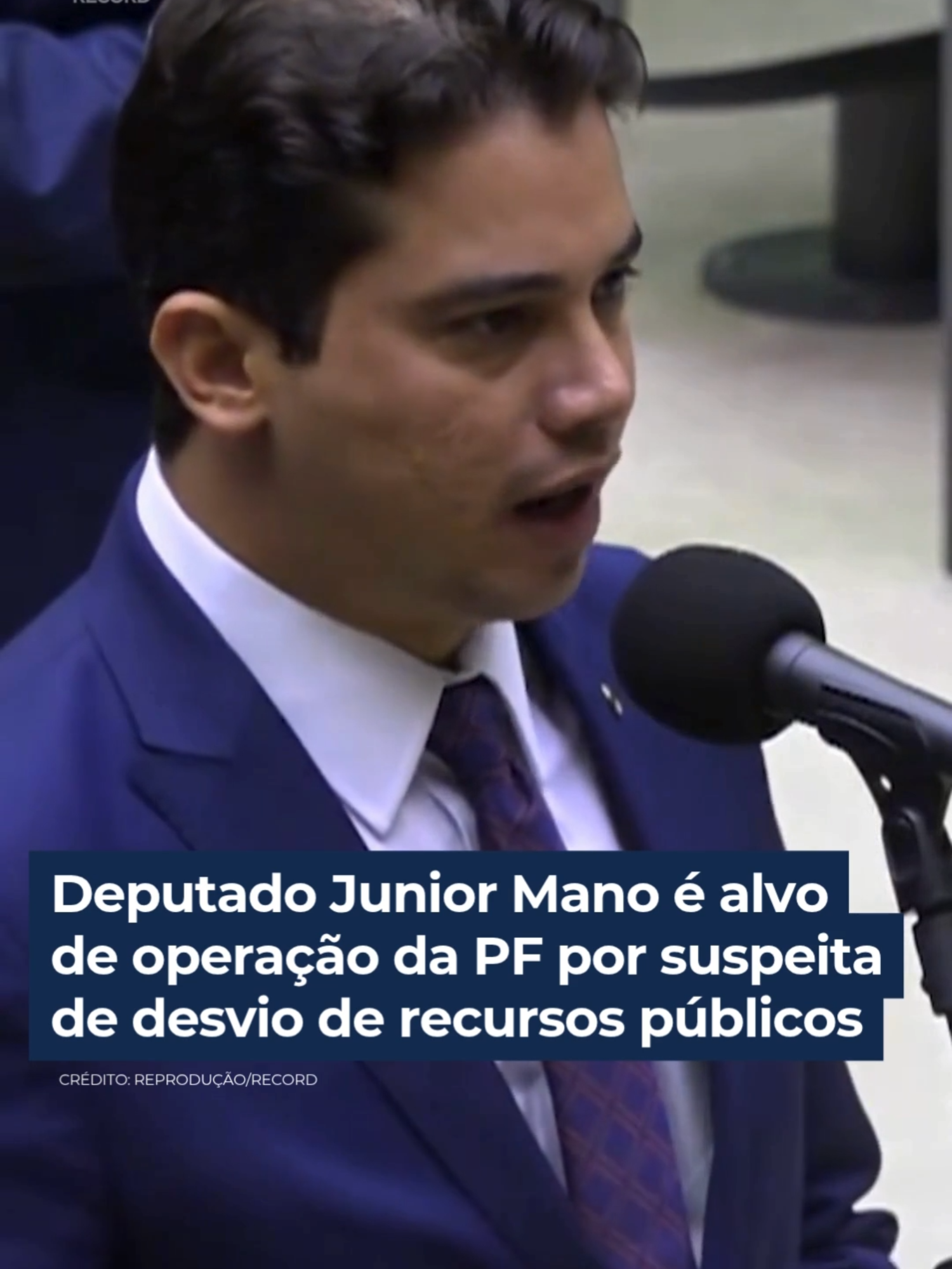 A Polícia Federal fez buscas na Câmara dos Deputados, em uma operação que apura o desvio de recursos públicos para financiar campanhas eleitorais no Ceará. Entre os alvos da ação, está o deputado federal Junior Mano, do PSB, suspeito de usar emendas parlamentares para comprar votos. Para a PF, Junior Mano 