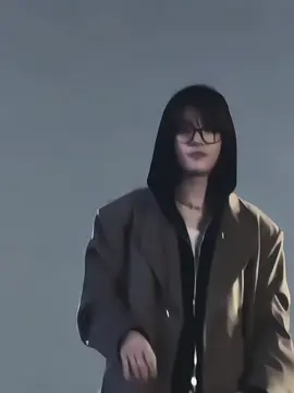 bagian 3  POV : Jake masuk ke dalam mobil nya dan membiarkan yn yang masi berdiri kaku akibat ulahnya barusan, tidak pernah di sangka seorang jake yang sombong dan sikapnya yang terkenal cuek terhadap perempuan termasuk pacarnya sendiri kini baru saja mencium pipi yn yang notabenya adalah rival nya di kelas. Tanpa pikir panjang jake langsung mengendarai mobilnya menjauh dan pergi dari area perumahan yn, tanpa berpamitan dan bersalaman hanya kecupan di pipi yang jake berikan  