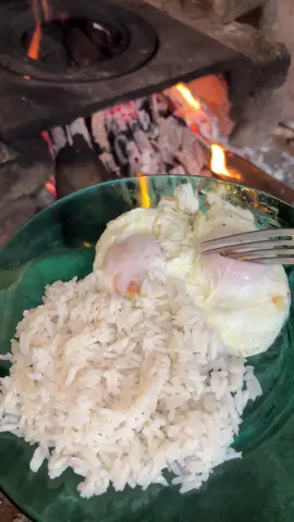 Só os raiz come ovo assim😂😂🤠 bom demais 🙏🏻 #noisesimpraone #ovocaipira #fogaoalenha #roça #roçaafazenda #sitio 