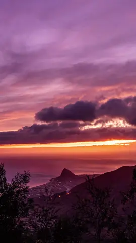 🔥 Fiyah in the sky and down below from Nānākuli yesterday evening. Mahalo to HFD for keeping us safe! 💪🏼👊🏼🤙🏼 📷 Sony a7iii and Sony 20mm 1.8 ⚙️ 400 shots in AP mode, f/2.8, ISO 100-640 #sunset #fire #hawaiitiktok #hawaii 