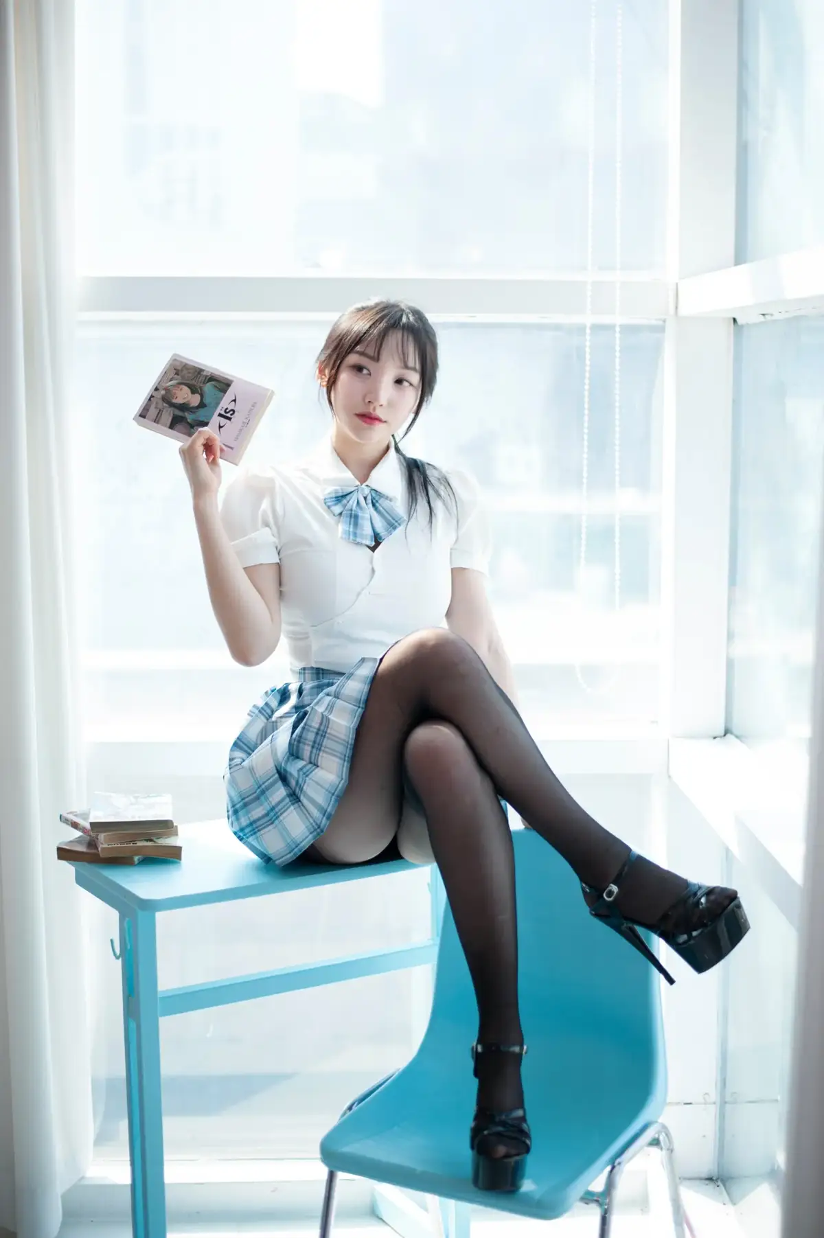 Under the sunshine, Eundam’s schoolgirl look brings back that sweet rush of a first crush ✨ 햇살 아래, 교복룩으로 설렘 한가득✨ 학창 시절 짝사랑이 떠오르는 은담의 교복룩! #southkorea🇰🇷 #studiobom #eundam #스튜디오봄 #은담 