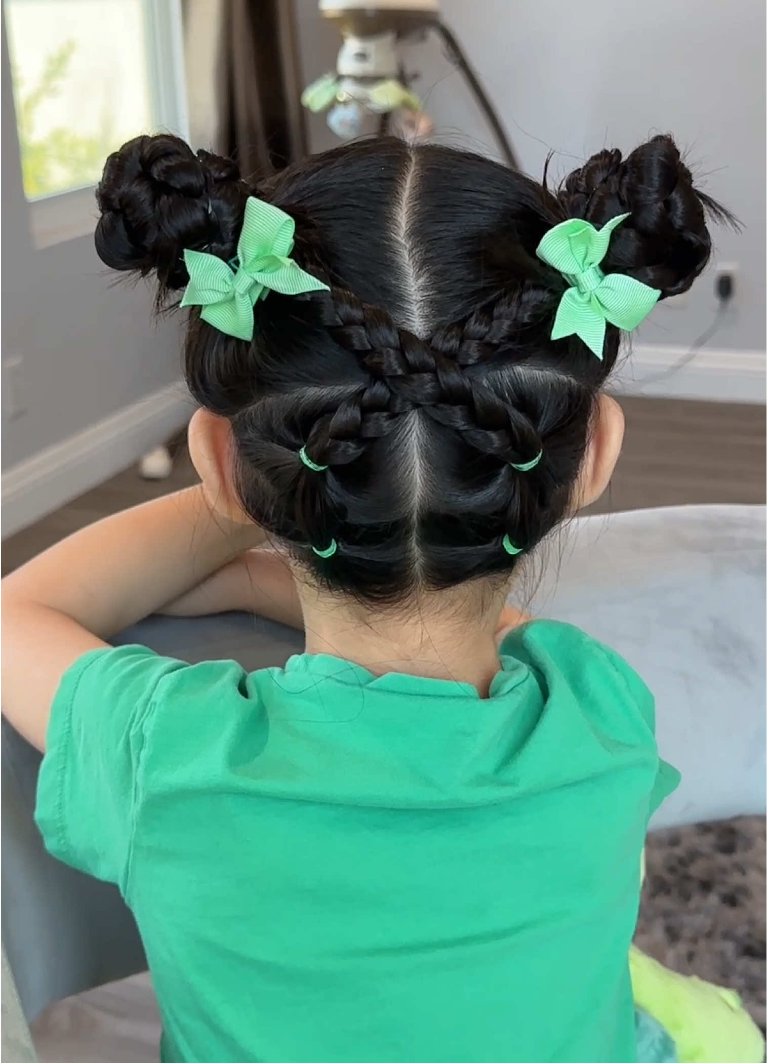 Summer hair, don’t care! ☀️ This style keeps it cute and cool!💚 #EasyKidHair #ParentingMoments #MomHacks #HairTutorial #adorablestyless #backtoschoolhairstyles #kidbraider ##发型教程 #QuickAndCute #braidstutorial 