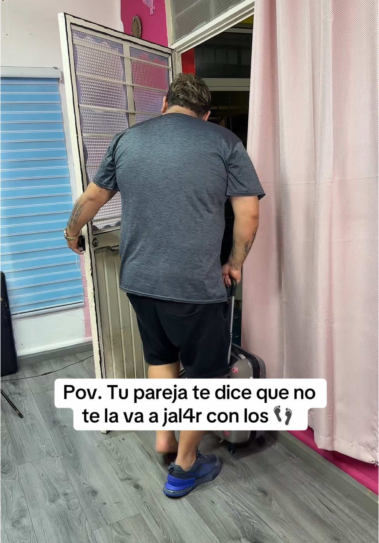 Pov. No te la quiere j4lar con los 👣 #humor #comedia #no #noquiere #triste #hombre #pies #pieces #feet 