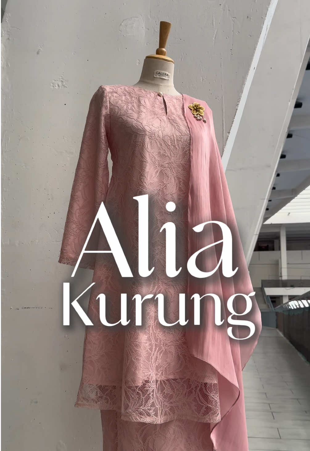Sejuk je mata tengok Alia Kurung Riau ni☺️ Warna yang lembut cantik pakai untuk majlis bertandang, bridesmaid dan keluarga pengantin🥰 💕Drop hari JUMAAT ya beauties, plan awal, beli siap2 supaya tak kalut nnti 😉 . #galleriaboutique #galleriakesuma #bajukurung #bajukurungriau #bridesmaid #bajukurungplussize #bajukurungpahang #bajukendurikahwin 