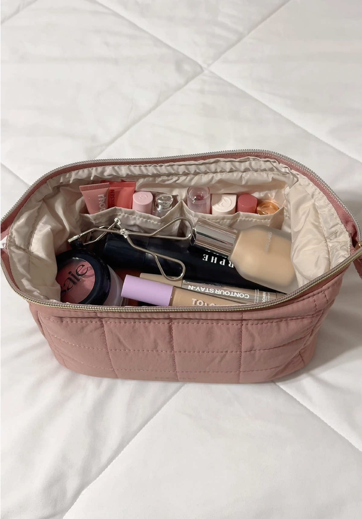 my go-to makeup bag 👛✨ compact but spacious at the same time! 🧖🏻‍♀️ @BAGSMART @BAGSMART Travel #bagsmart #makeupbag #makeup #organizer #case #cosmetic #compact #daily #everyday 