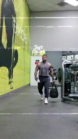 Ain’t no limit to my dedication 💪🏽📸🎥🙌 . . . . . #backday#beastmode#alpha#Fitness#motivation#fitnessmodel#strength#instagood#Lifestyle#gains#noexcuses#viral#socal#fyp#ifbb#oc#kingshit#ai#bodybuilding#nutrition#workout#entrepreneur