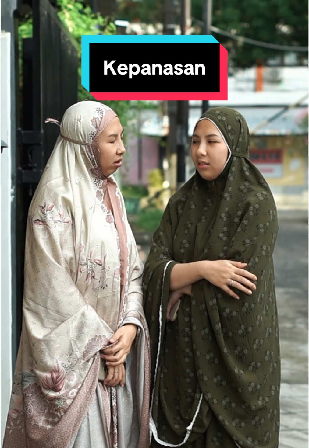 Dia yang nanya, dia yang panas. Bagaimana di’? ☹️ Mau beli mobil baru atau tidak, yang penting aman mi kebersihan rumah, karna ada @Yoniev Indonesia  #yonievindonesia #yonievajacukup #cordlessvacuum #smartvacuum 