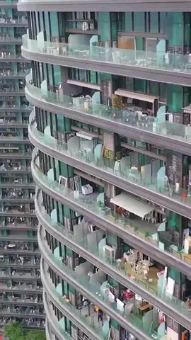 نعم، البرج حقيقي في هانغتشو بالصين، يُدعى Regent International، ويسكنه حوالي 20 ألف شخص مع خدمات مثل متاجر ومسابح وصالونات داخلية. الأرقام تختلف قليلاً حسب المصادر، لكن الفكرة صحيحة. يبدو كمدينة عمودية، مش كذب #