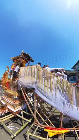 Beginilah prosesi menaikkan Layon ( jenazah ) ke Bade ( struktur tinggi yang digunakan untuk membawa jenazah ) untuk kemudian digotong menuju ke Setra ( kuburan ) dalam sebuah upacara Pelebon ( Ngaben ) di Bali 📍Puri Gede Belayu, Tabanan, Bali  #ngaben #bali #balikami #balikamicom #balikamigroup #balikamiofficial 