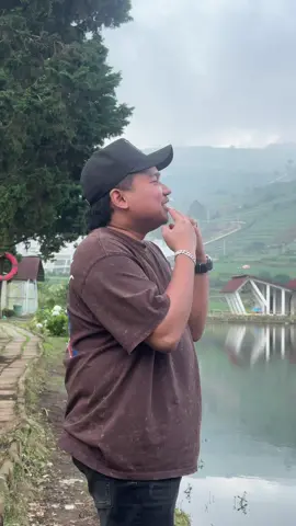 bersantai disamping danau bersama kawan kawan 🍀