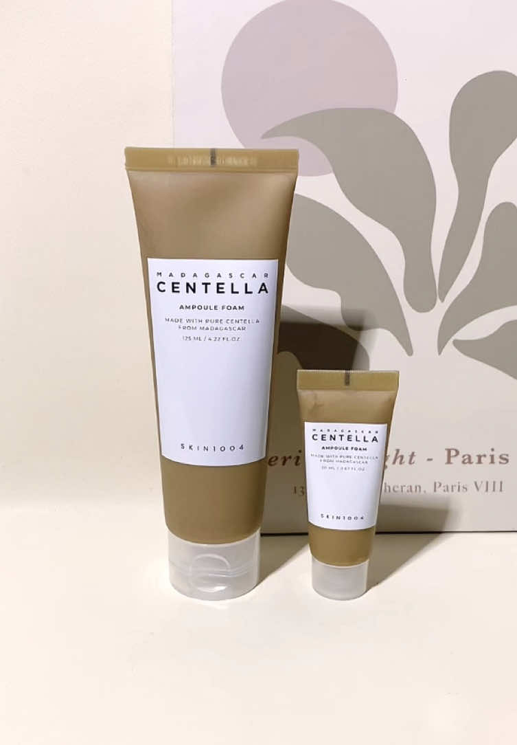 Cleanser yang bisa angkat kotoran sampai 92.69%?  Yeap, karena Ampoule Foam satu ini diformulasi dengan baking soda & coconut-derived surfactant. Yang bisa mengangkat kotoran juga minyak berlebih, tanpa bikin iritasi🤎 #skin1004indonesia #skin1004ampoulefoam #facialfoam #facecleanser #deepcleansing #cleanser  @skin1004indonesia 