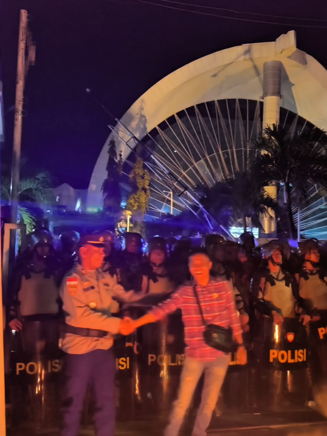 Polresta Kupang Kota Amankan Aksi Unjuk Rasa Komunitas Mobil Pickup Kota dan Kabupaten Kupang di Depan Kantor Gubernur. #polriuntukmasyarakat #fyp #humaspolrestakupangkota #poldantt #betapolresta 