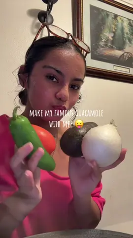 sorry guys I don’t know how to cut food but its so delicious!! 😙 #FYP #Food #guacamole #Famous #Foodie #Chef #Tiktok #Guacc #Viral #Latina 
