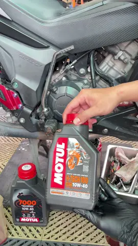 Motul 7000 10w40 cho côn tay xe số #motul #daunhothunghoang #xuhuong 