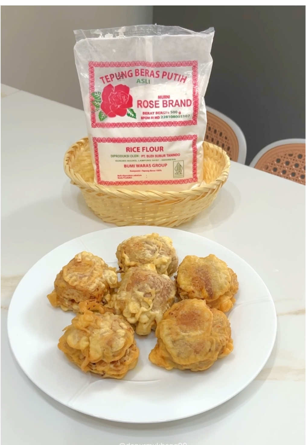 Rahasia gehu pedas yang renyahnya awet tu ada di tepung pelapisnya lho… Renyahnya bikin nagih! Pas di gigit ketemu isian yang pedas dan gurih.. aduh mana cukup makan cuma 2, ya kann? GEHU PEDAS * Tahu pong * Wortel * Kol * Tauge * Daun bawang dan seledri Bumbu halus: * 15 buah cabe merah keriting * Kurang lebih 20 buah cabe rawit merah * 10 siing bawang merah * 5 siung bawang putih * 2 butir kemiri * Sedikit terasi * Garam * Kaldu bubuk * MSG A Satu ROSE BRAND Bahan pelapis: * 8 sdm Tepung Beras ROSE BRAND * 6 sdm terigu * 1/2 sdt Garam  * 1/2 sdt kaldu bubuk * 1/2 sdt baking powder * 200 ml air Jadi adonan tepung pelapisnya aku pakeTepung Beras ROSE BRAND.  Kita semua udah tau ya kalo ROSE BRAND itu Produk yang dari dulu selalu di pake untuk bikin jajanan tradisional dan aneka makanan Indonesia Yuk save dan recook di rumah jangan lupa pakenya Tepung Beras ROSE BRAND dari @Rose Brand yaa Kalo udah recook tag aku yaa❤️ #reseppraktisrosebrand #gehupedas #gehujeletot #tahu 