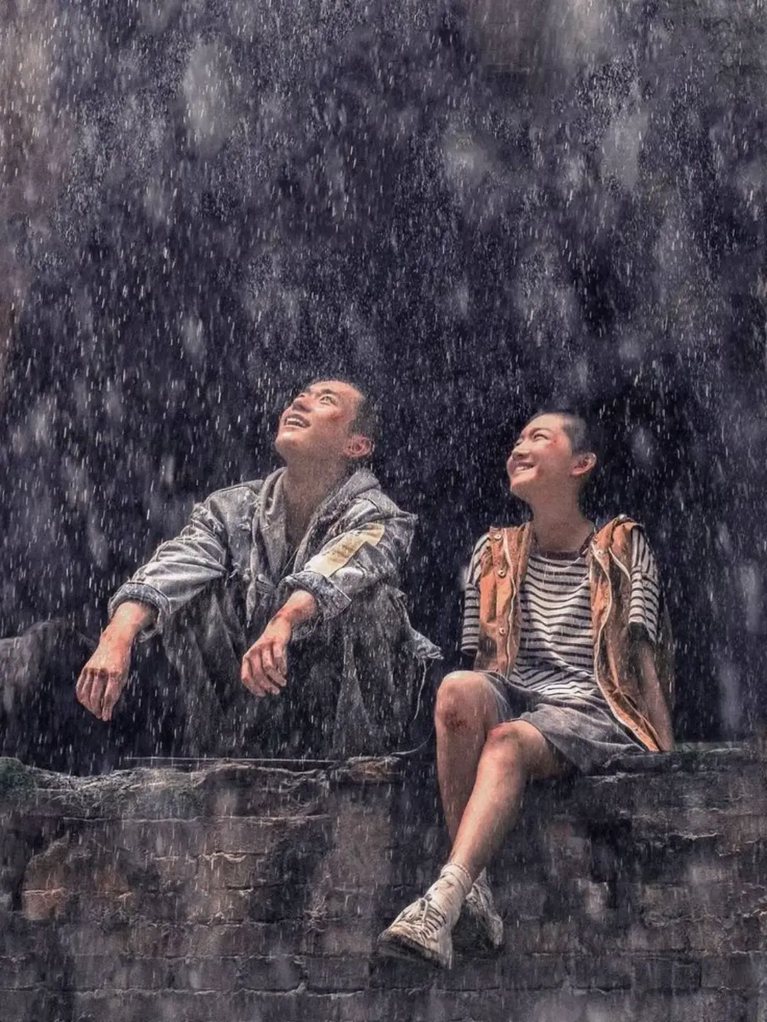 Tình yêu của chúng ta không ồn ào, không phô trương, nhưng lại âm thầm lớn lên như mầm non đón nắng sớm. Có những ngày bình yên, chỉ cần một ánh mắt, một cái nắm tay nhẹ nhàng là đủ để thấy lòng dịu lại. Và cũng có những ngày giông bão, nhưng chúng ta vẫn nắm tay nhau, không rời. Anh biết, thế giới này rộng lớn lắm, có hàng triệu con người lướt qua nhau mỗi ngày, nhưng chúng ta – bằng một cách nào đó – đã tìm thấy nhau giữa dòng đời. Tình yêu của hai ta không phải là một phép màu, mà là sự vun đắp, kiên nhẫn và chân thành. Là khi em biết anh mệt, chỉ cần im lặng bên cạnh. Là khi anh thấy em buồn, chỉ cần một cái ôm thật chặt. Nếu tình yêu là một hành trình dài, thì anh muốn đi đến cuối con đường cùng em. Dù chậm, dù khó, dù có đôi lúc lạc lối, chỉ cần còn nhau – thì mọi thứ vẫn luôn đáng giá.