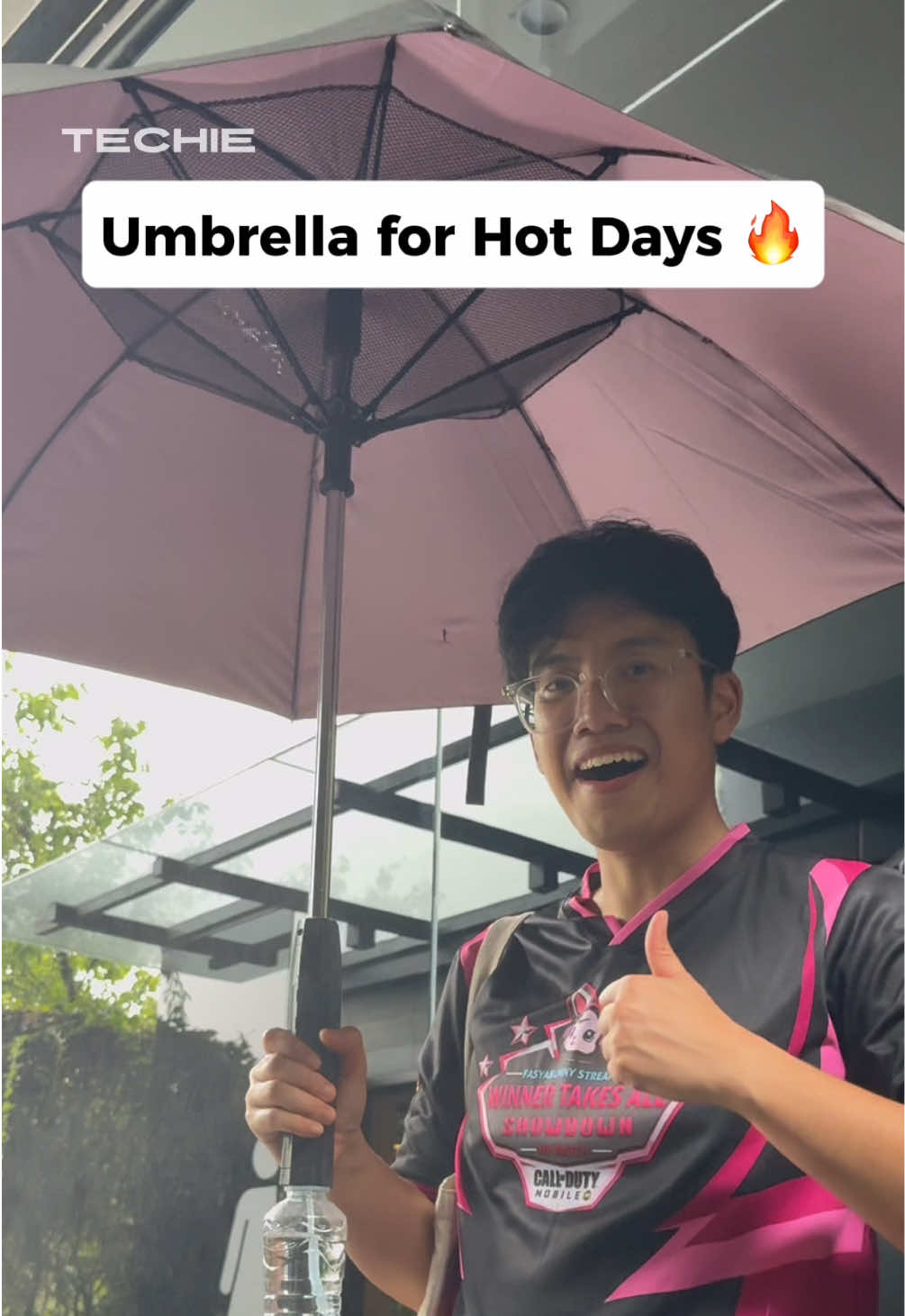 Umbrella with fan and water mister 😱😱?! Do you think this is a must have in Malaysia? #umbrella #cooling #lifehacks #Tech