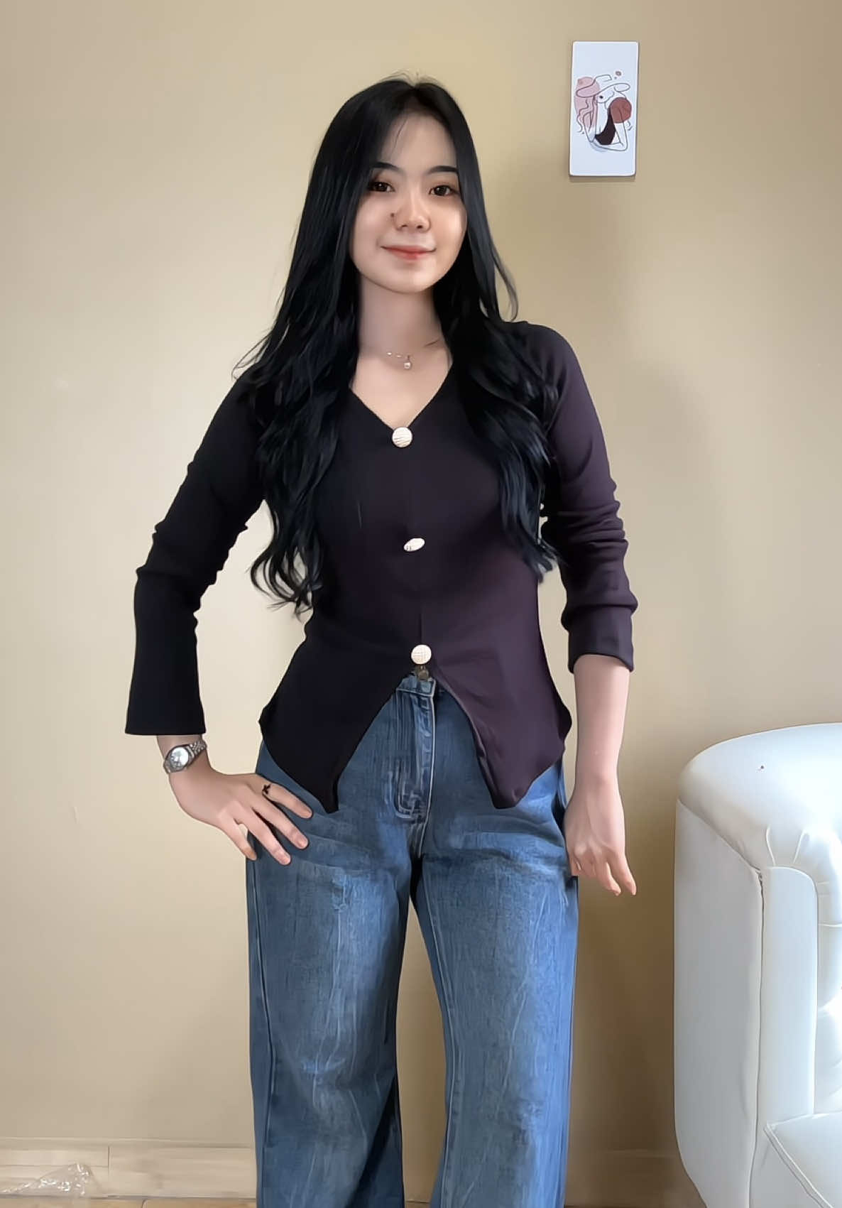 JADE TOP ALERT! 🖤 Knit-nya adem parah~ Modelnya simple tapi classy 😭✨ Kancing depannya tuh, bikin look kamu makin kece! Wajib punya sih ini 😩🤌#jadetop #knitwear #knit #bajukoreanstyle #bajumurah #atasan 