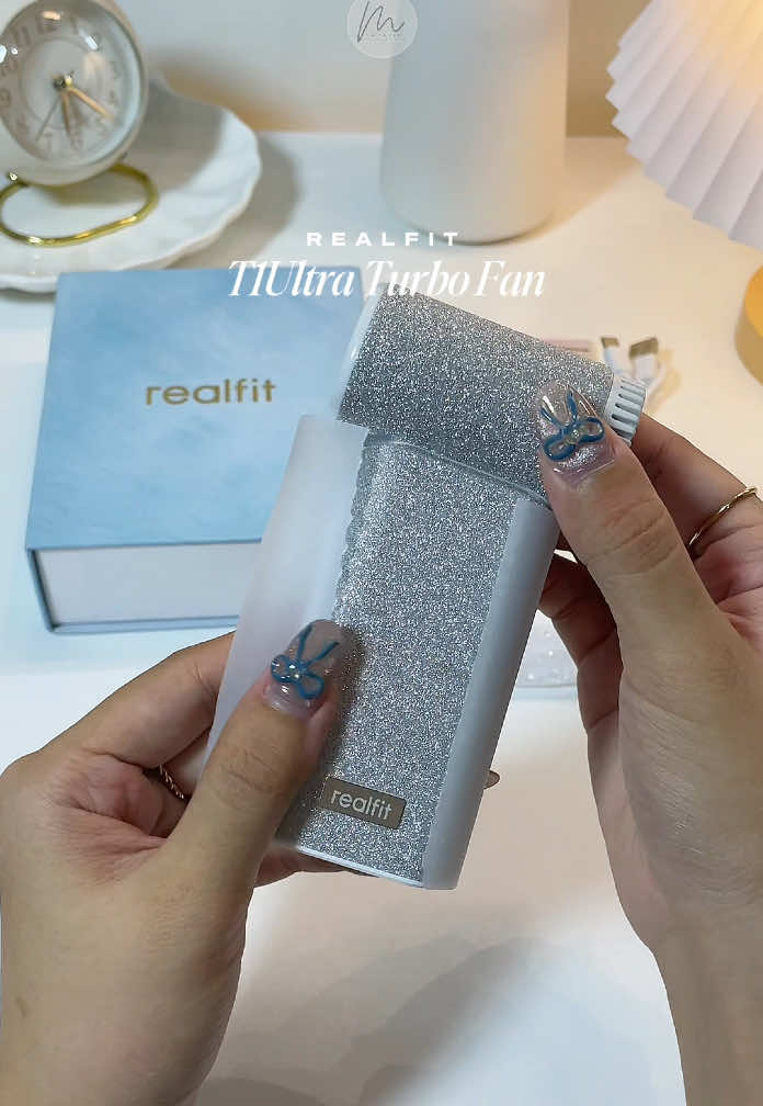 This is it! A fan that complements your look tapos hanggang 199 ang wind level!!! very unique pa ng design niya ༄｡° #realfit #minian #turbofan #portablefan #pocketfan #handheld #glitterfan 