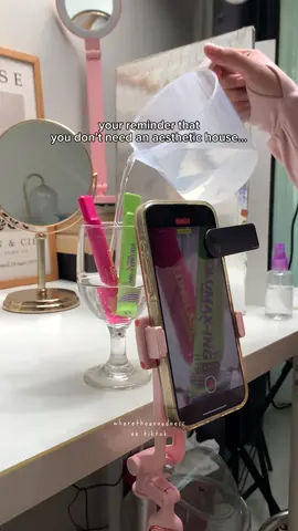 This is your reminder that you don’t need fancy equipment or an aesthetic house to take aesthetic shots. Just be resourceful 🫶🏻✨ Product used: @DAZZLE ME INDONESIA Lock & Pop! Mascara Series #bts #behindthescenes #videography #ugccreator #ugccommunity #ugctips #filmingbts #filmingtips #macrolens #productvideography 