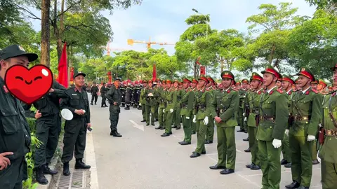 Trên thao trường phải có sự cạnh tranh và khịa nhau nhằm giúp thúc đẩy các khối đi lên. Video chỉ mang tính chất giải trí ,Tạo không khí bớt căng thẳng chuẩn bị vào đi nhạc tốt hơn. 😆😆😆 khối nam sĩ quan CSND mãi đỉnh mãi đỉnh 🤣