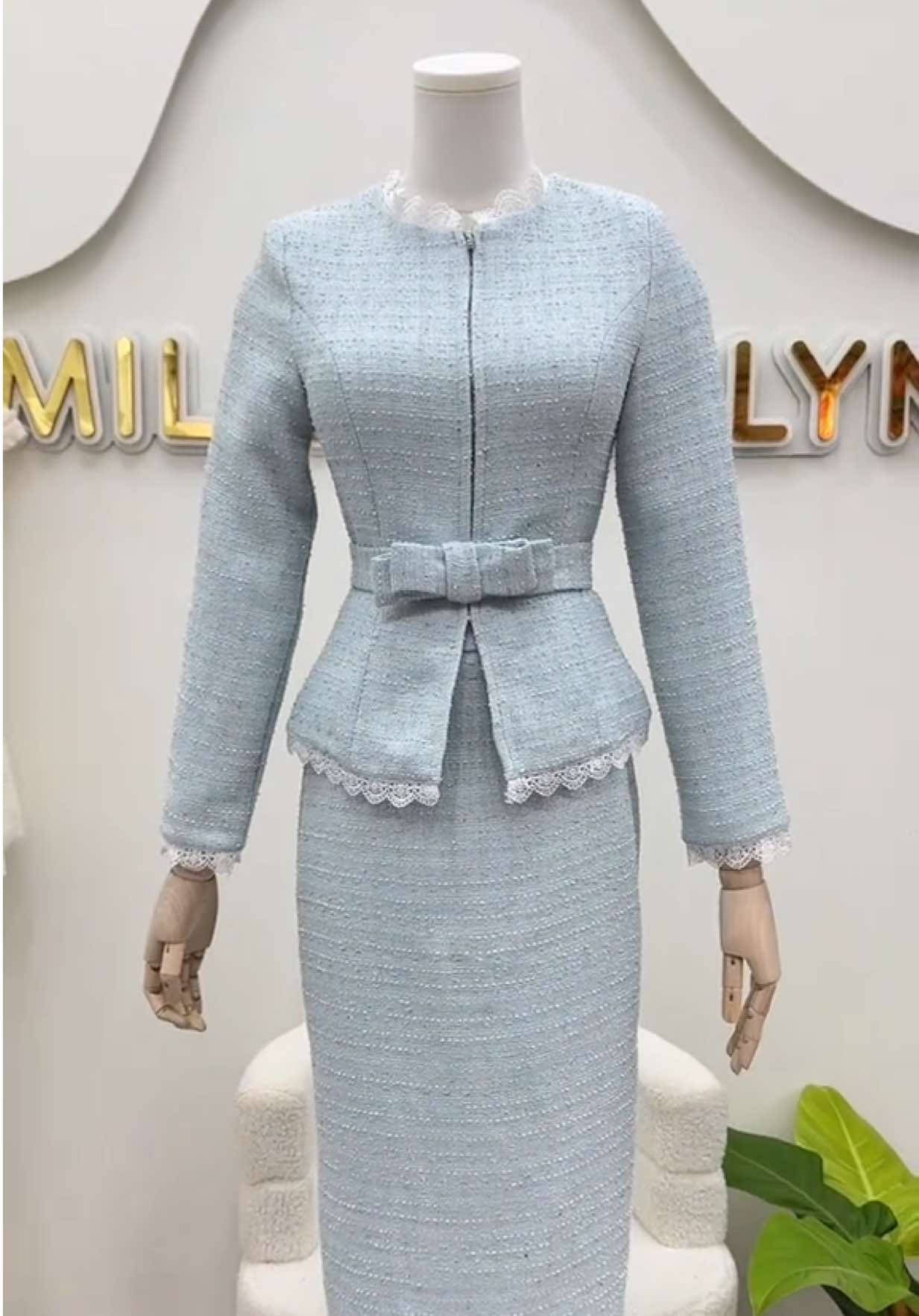 S M L XL  สีฟ้าSet 2 ชิ้น เนื้อผ้าทวิตสีฟ้าผสมดิ้นเงิน ตัวเสื้อทรงพอดีตัวแขนยาวคอชิดแต่งระบายกุ๊นลูกไม้สีขาวเล็กๆที่ขอบชุด ตัวเสื้อเป็นซิปรูดด้านหน้า (อกเย็บเสริมฟองน้ำ) มีสายขาดเอวเข็มขัดเป็นริบบิ้นโบว์มีกระดุมแป๊กติดด้านหลังเด่นสวย มาพร้อมกับกระโปรงยาวทรงสอบเนื้อผ้าเดียวกัน ดีเทลผ่าหลัง (มีซิปหลัง) ทรงสวยเป๊ะ เรียบหรูดูแพง สวยหวานสุดๆเลยค่ะ  #วันแม่ #สวย #สีฟ้า #เรียบหรูแต่ดูแพง #สวยพุ่งจนต้องแชร์ 